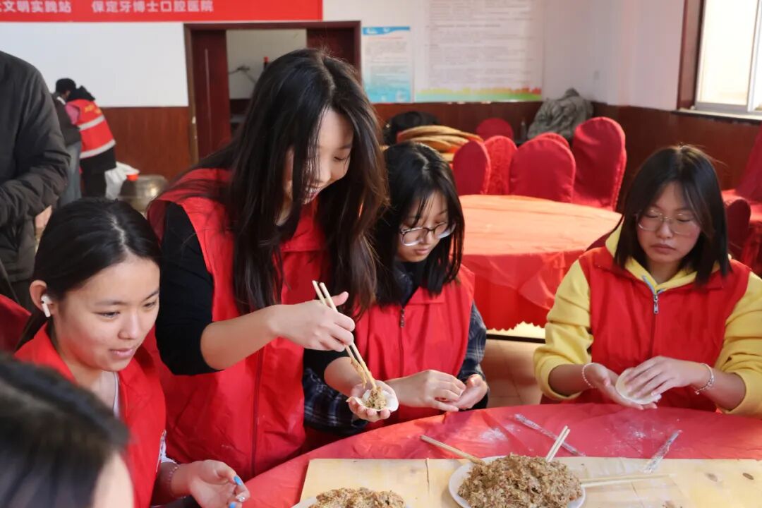 【情暖冬至，邻里共飨】必赢242net官网经济学院志愿者走进东小庄村开展“冬至送暖，志愿同行”主题冬至饺子宴活动