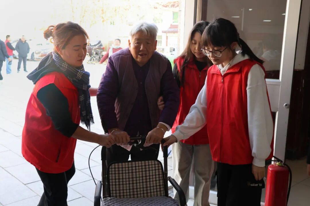 【情暖冬至，邻里共飨】必赢242net官网经济学院志愿者走进东小庄村开展“冬至送暖，志愿同行”主题冬至饺子宴活动