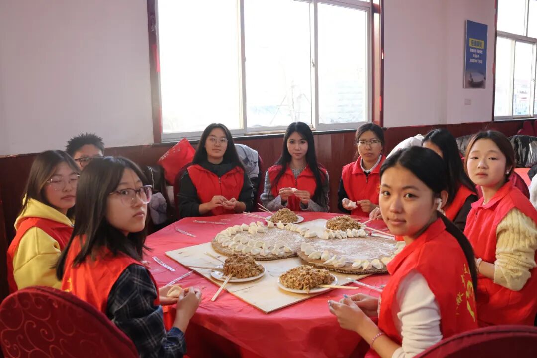 【情暖冬至，邻里共飨】必赢242net官网经济学院志愿者走进东小庄村开展“冬至送暖，志愿同行”主题冬至饺子宴活动