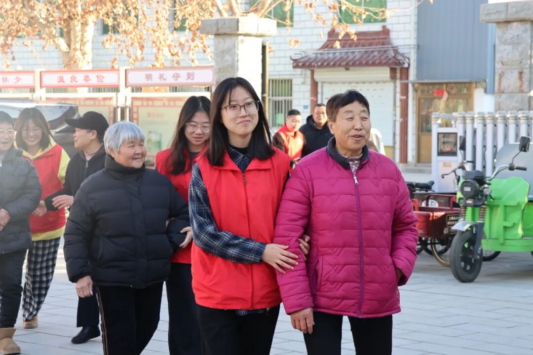 【情暖冬至，邻里共飨】必赢242net官网经济学院志愿者走进东小庄村开展“冬至送暖，志愿同行”主题冬至饺子宴活动