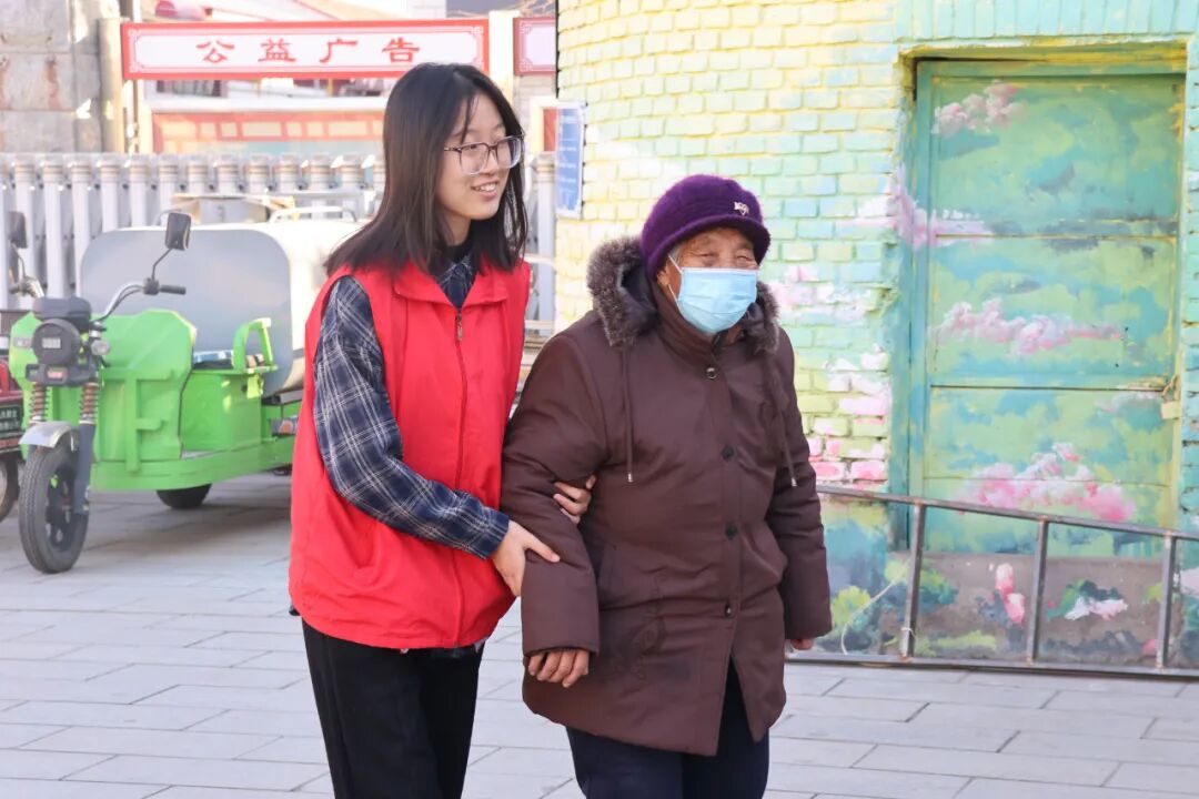 【情暖冬至，邻里共飨】必赢242net官网经济学院志愿者走进东小庄村开展“冬至送暖，志愿同行”主题冬至饺子宴活动