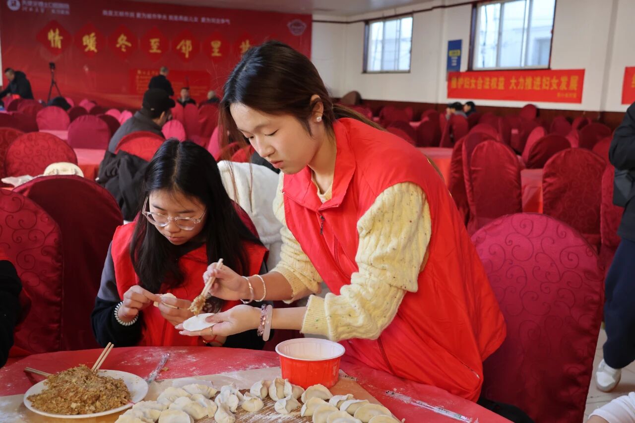 【情暖冬至，邻里共飨】必赢242net官网经济学院志愿者走进东小庄村开展“冬至送暖，志愿同行”主题冬至饺子宴活动