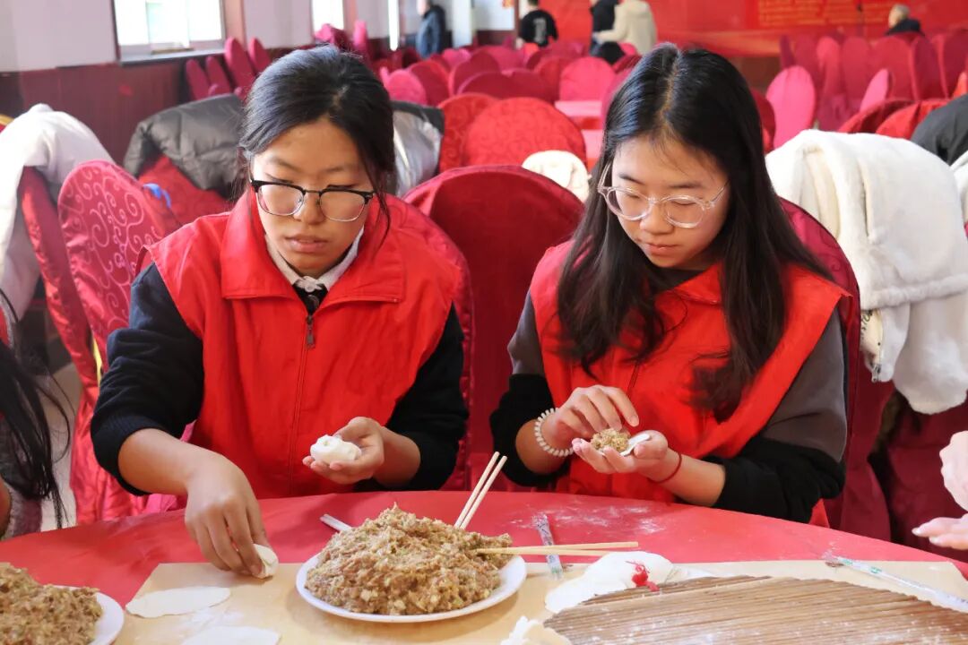 【情暖冬至，邻里共飨】必赢242net官网经济学院志愿者走进东小庄村开展“冬至送暖，志愿同行”主题冬至饺子宴活动