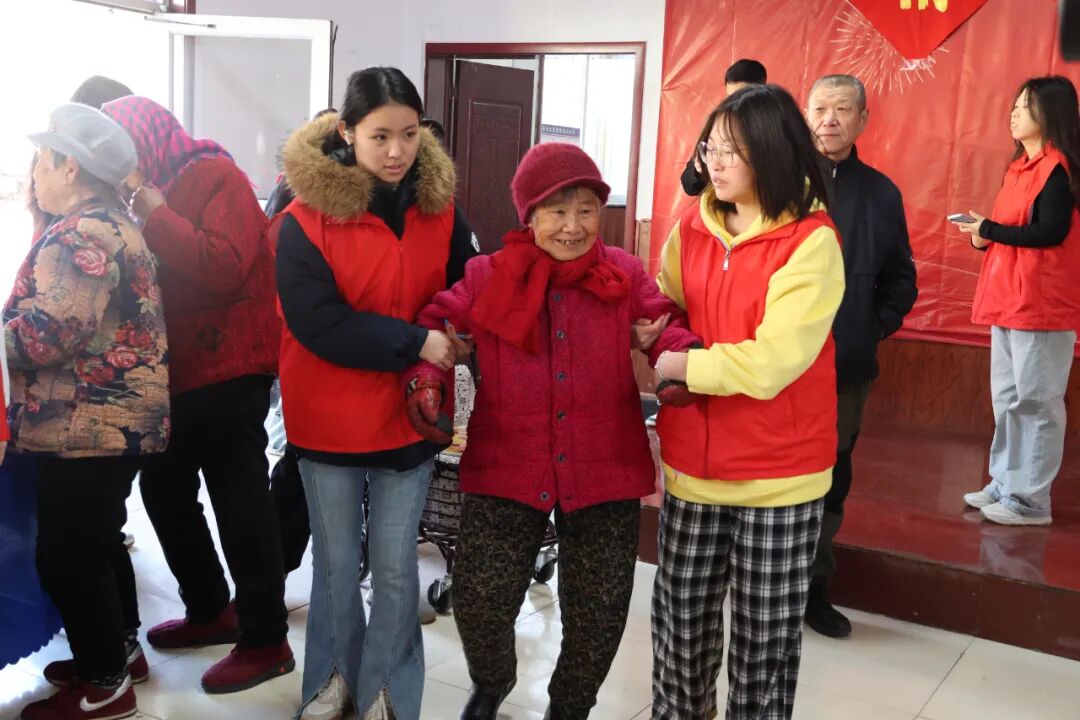 【情暖冬至，邻里共飨】必赢242net官网经济学院志愿者走进东小庄村开展“冬至送暖，志愿同行”主题冬至饺子宴活动