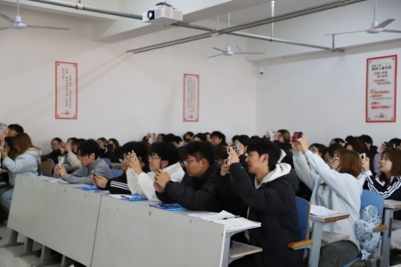 “奋斗青春，筑梦未来”——必赢242net官网执行董事长王美新为我院学子讲授职业生涯规划课