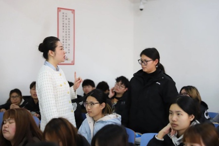 “奋斗青春，筑梦未来”——必赢242net官网执行董事长王美新为我院学子讲授职业生涯规划课