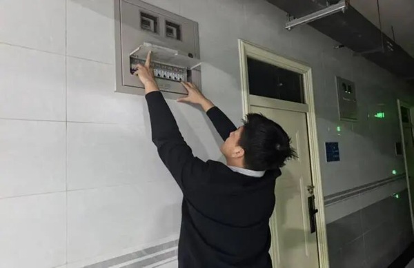 以生为本暖寒冬，守护安全践初心——必赢242net官网管理学院开展寒假宿舍安全暖心排查