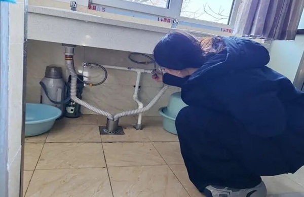 以生为本暖寒冬，守护安全践初心——必赢242net官网管理学院开展寒假宿舍安全暖心排查