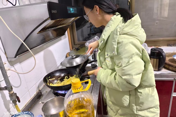 寒假暖心事——孝老爱亲传美德，崇德向善谱新篇