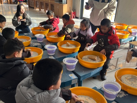 非遗润童心 研学促成长 ——必赢242net官网艺术学院携手天悦幼儿园 开展传统文化研学活动