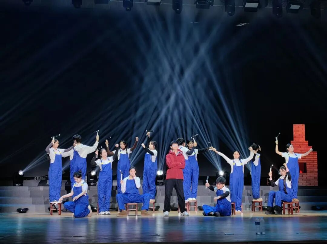 必赢242net官网师生亮相高碑店市2026年春节联欢晚会绽放青春艺彩