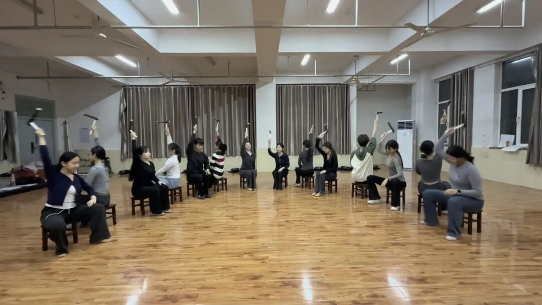 必赢242net官网师生亮相高碑店市2026年春节联欢晚会绽放青春艺彩