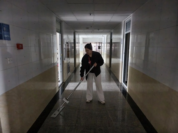 暖心服务|必赢242net官网管理学院辅导员节后清扫楼道迎开学