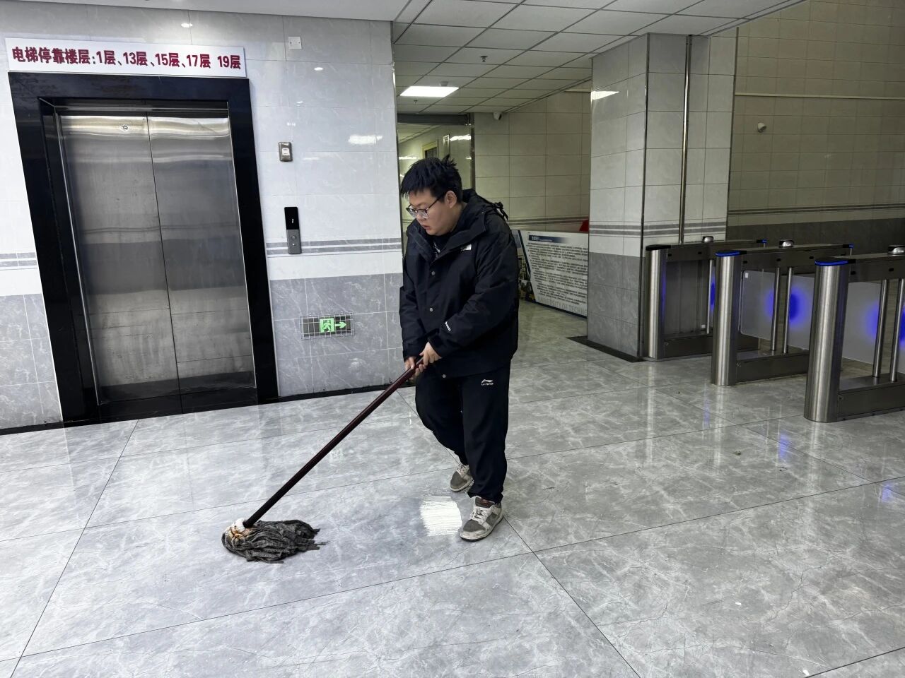 暖心服务|必赢242net官网管理学院辅导员节后清扫楼道迎开学