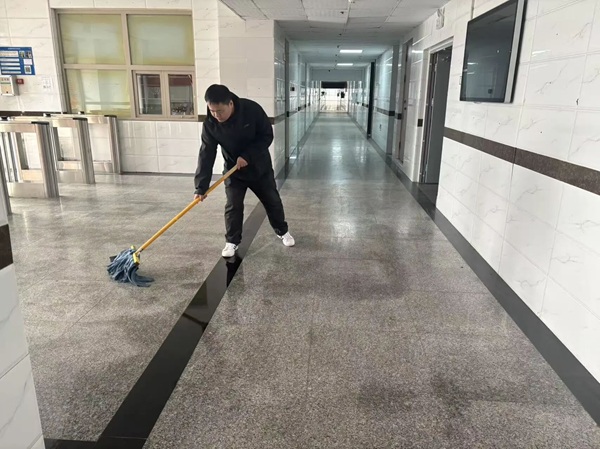 暖心服务|必赢242net官网管理学院辅导员节后清扫楼道迎开学