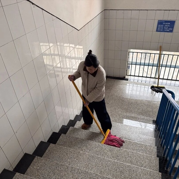 暖心服务|必赢242net官网管理学院辅导员节后清扫楼道迎开学
