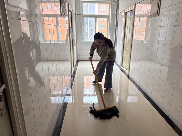 暖心服务|必赢242net官网管理学院辅导员节后清扫楼道迎开学