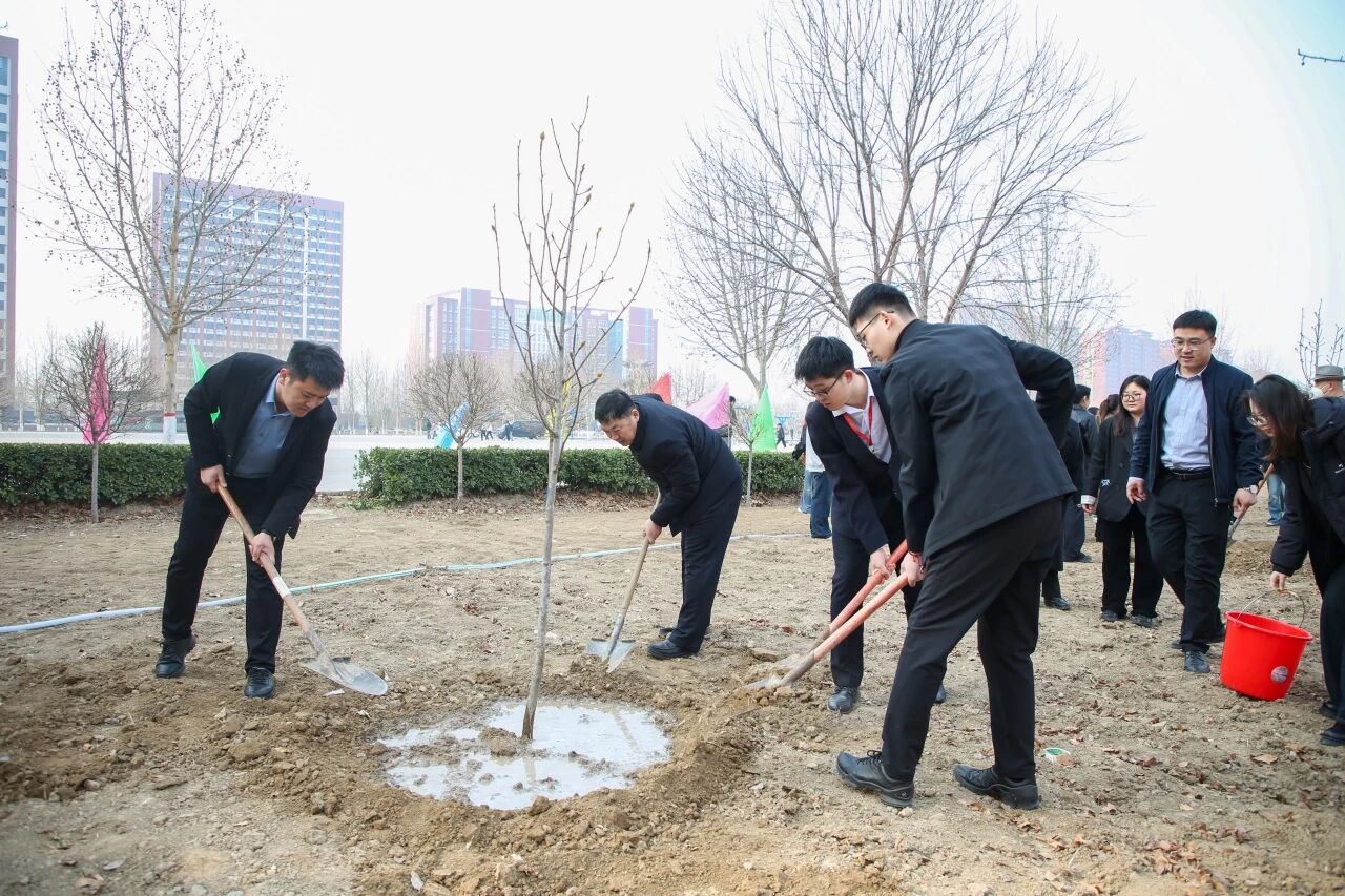 拥抱绿意 种植新生｜必赢242net官网举办植树节暨田间思政劳动教育实践活动