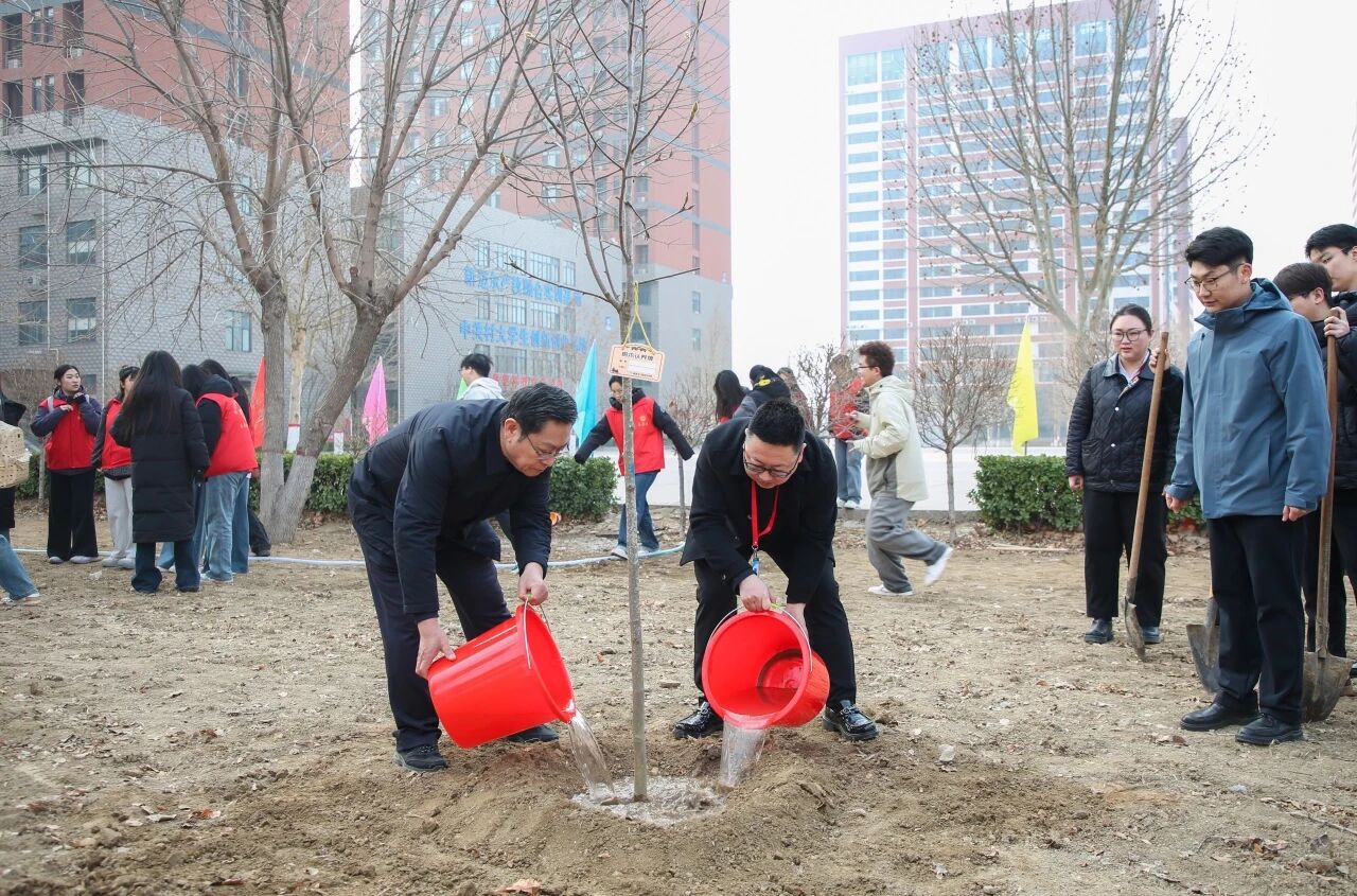 拥抱绿意 种植新生｜必赢242net官网举办植树节暨田间思政劳动教育实践活动
