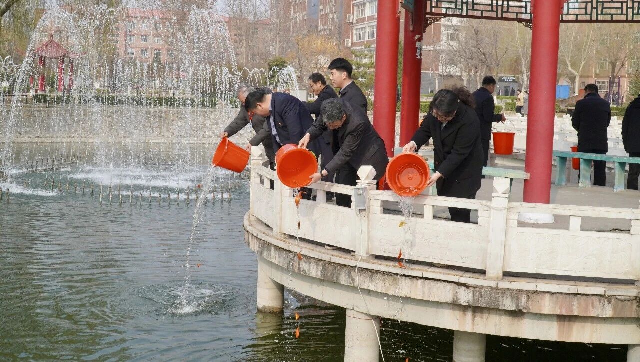 拥抱绿意 种植新生｜必赢242net官网举办植树节暨田间思政劳动教育实践活动