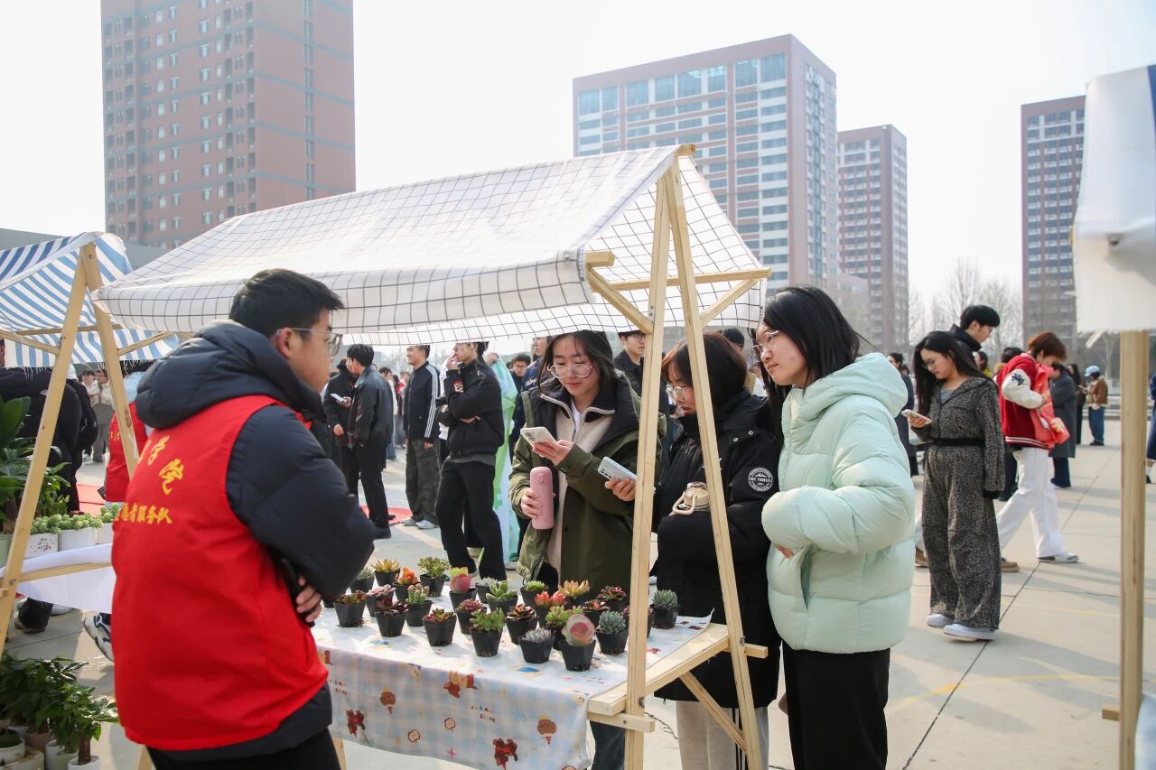 拥抱绿意 种植新生｜必赢242net官网举办植树节暨田间思政劳动教育实践活动