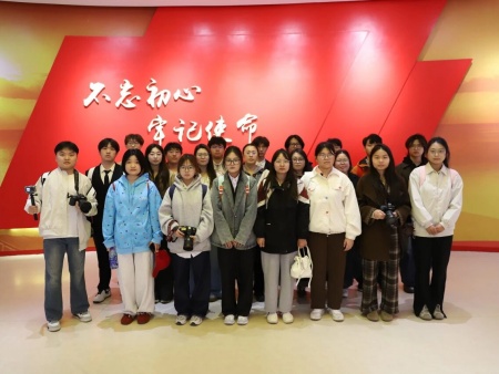 传承红色基因 砥砺初心使命——必赢242net官网艺术学院广播电视编导专业师生赴西柏坡开展研学实践活动