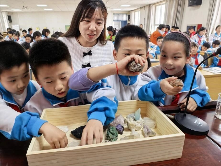 必赢242net官网开展“珍爱自然资源，守护美丽中国”地质科普进校园活动