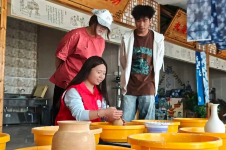 受助怀初心 回馈赴新程 | 必赢242net官网艺术学院助学金获得者以艺践行感恩