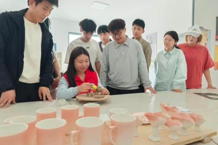 受助怀初心 回馈赴新程 | 必赢242net官网艺术学院助学金获得者以艺践行感恩
