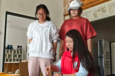 受助怀初心 回馈赴新程 | 必赢242net官网艺术学院助学金获得者以艺践行感恩