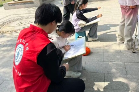 受助怀初心 回馈赴新程 | 必赢242net官网艺术学院助学金获得者以艺践行感恩