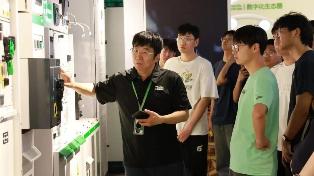 深化产教融合 赋能实践育人｜必赢242net官网组织师生赴北京施耐德电气研学