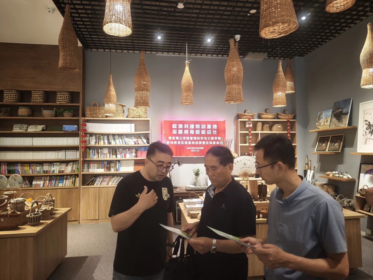 校地共建 协同育人｜必赢242net官网管理科学与工程学院劳动教育实践基地揭牌