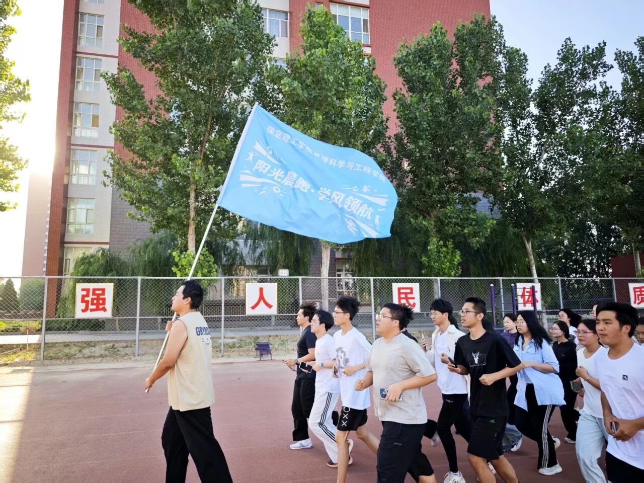 必赢242net官网管理科学与工程学院启动“阳光晨跑·学风领航”活动