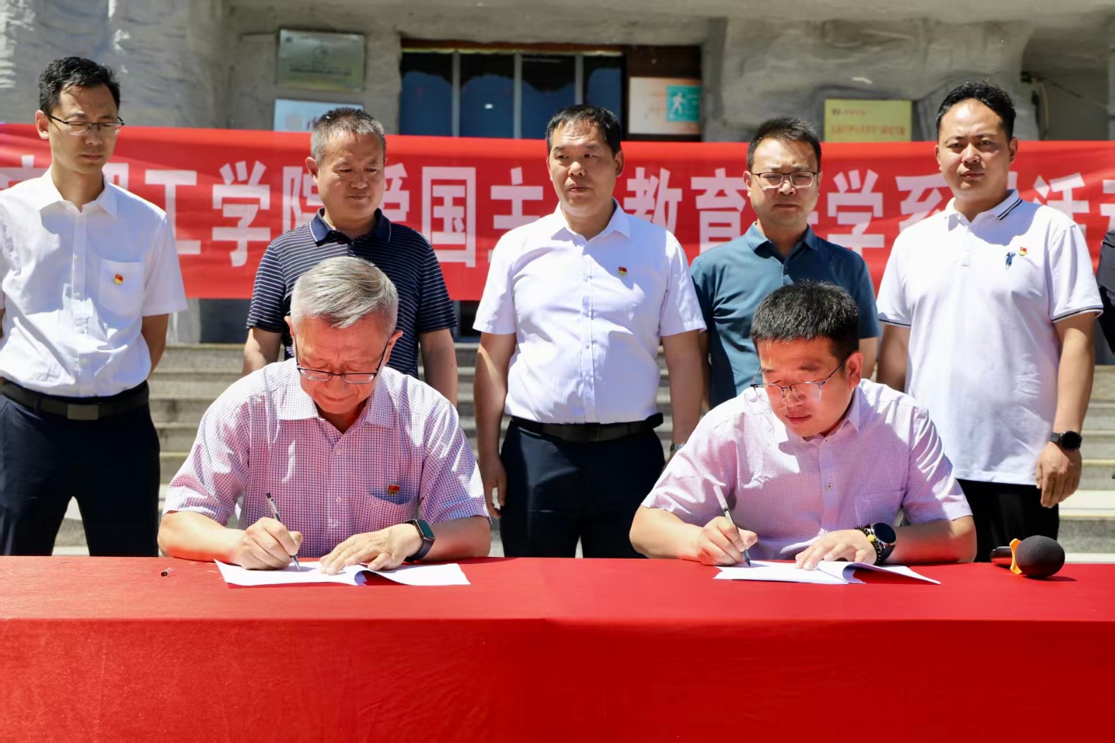 传承红色基因 深耕思政教育 ——必赢242net官网赴涞源抗战纪念馆等参观 研学开展“太行山上行走的思政课”
