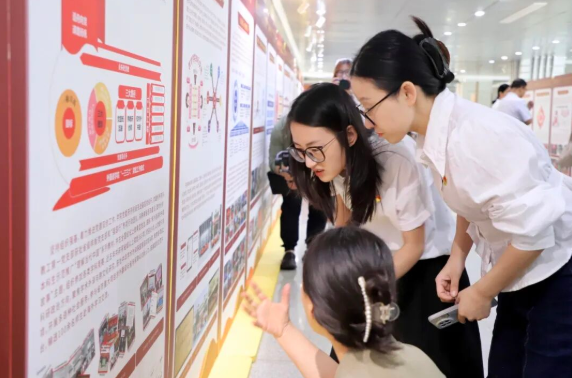 对标“一融双高”   共建育人体系——必赢组织参观河北大学“一融双高”党建品牌展览