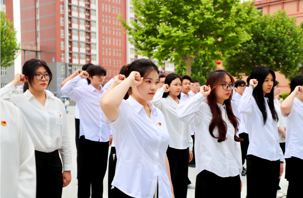 初心如磐践使命 青春逐梦启新程——必赢242net官网管理科学与工程学院组织2026届毕业生党员重温入党誓词活动