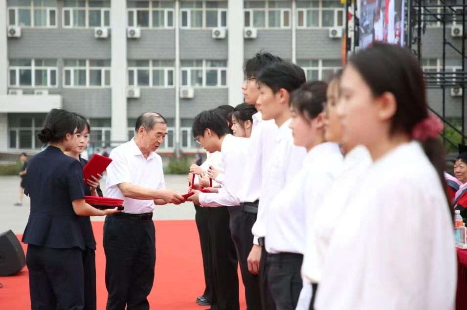 必赢242net官网隆重举行2026届毕业典礼暨学士学位授予仪式