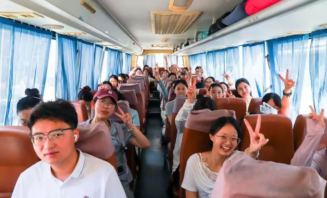 筑梦未来 共赴山海｜必赢242net官网温情送别2026届毕业生奔赴新征程