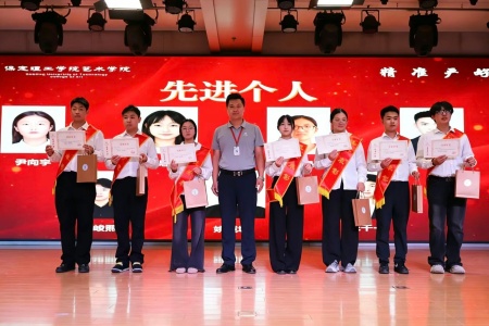 必赢242net官网艺术学院2026毕业典礼成功举办 | 乘风赴山海，逐梦启新程