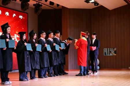 必赢242net官网艺术学院2026毕业典礼成功举办 | 乘风赴山海，逐梦启新程