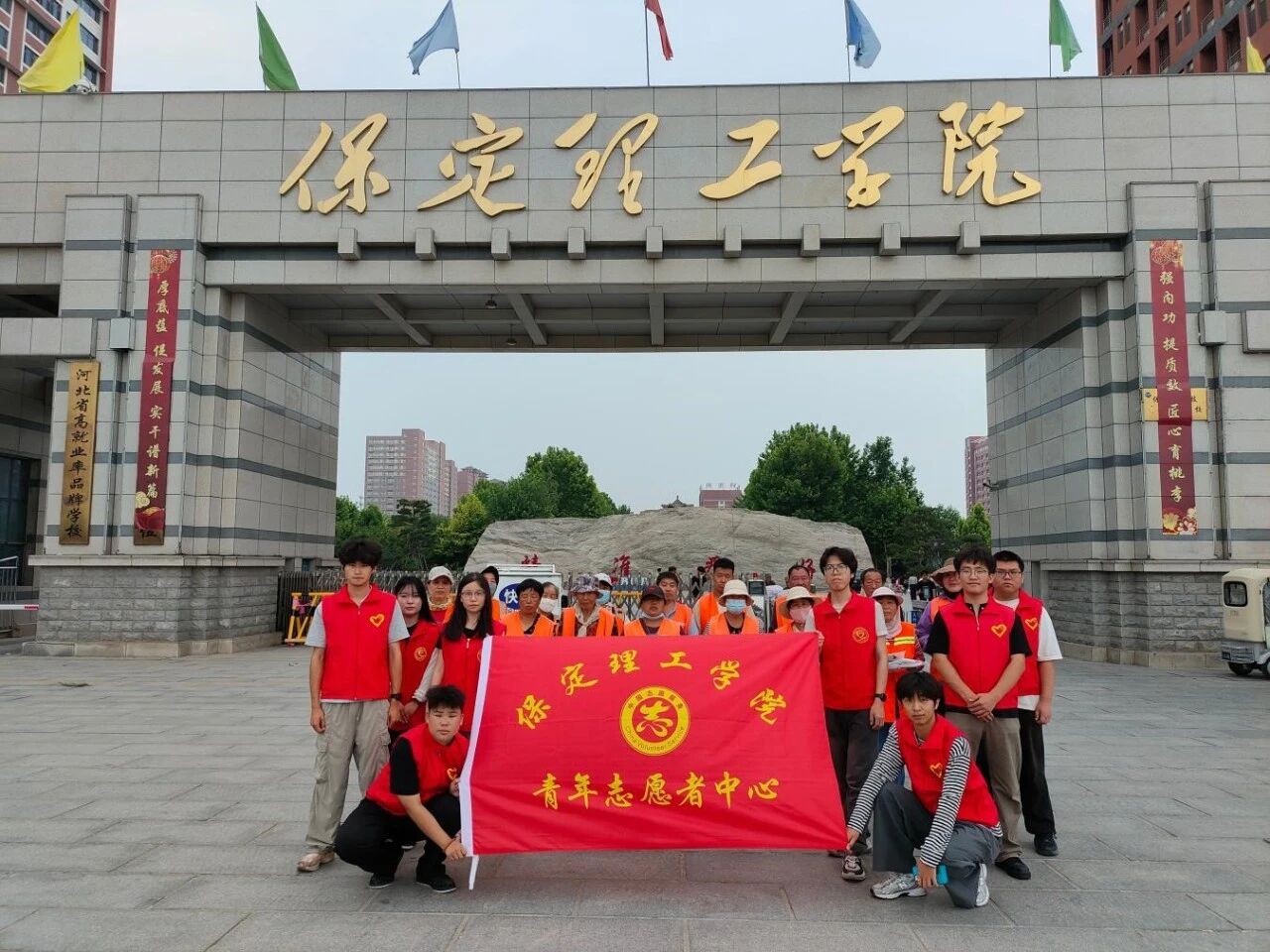 端午公益行 劳动育新人｜必赢242net官网志愿者以粽为礼，致敬城市一线工作者