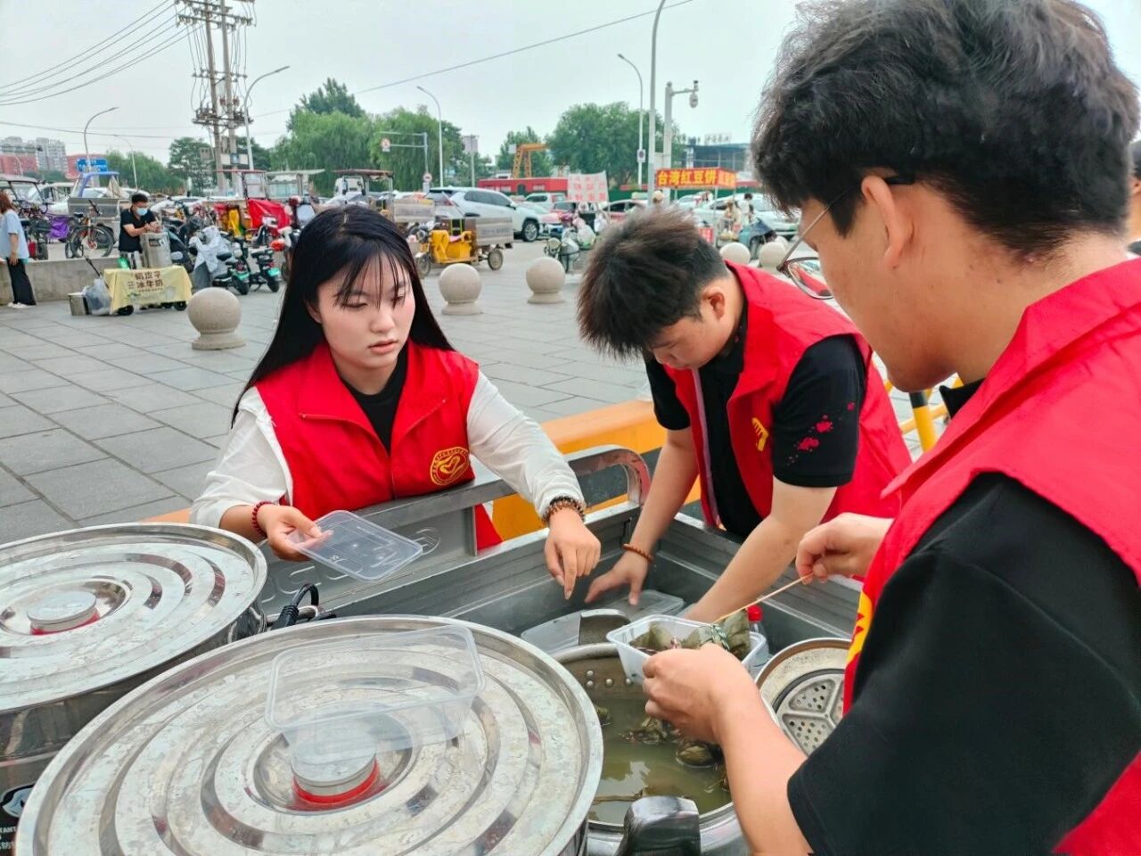 端午公益行 劳动育新人｜必赢242net官网志愿者以粽为礼，致敬城市一线工作者