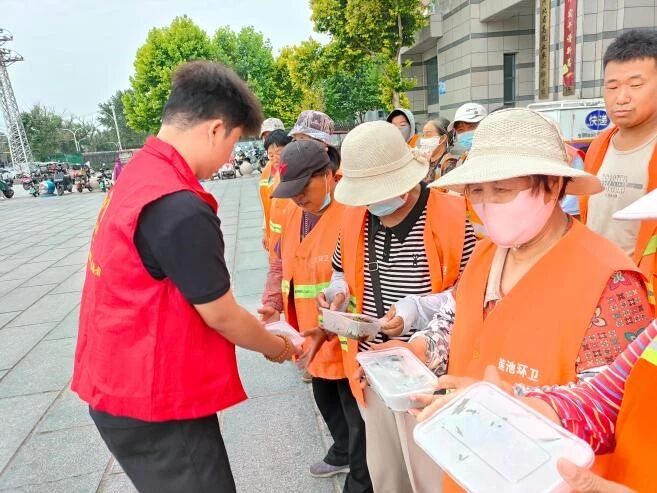 端午公益行 劳动育新人｜必赢242net官网志愿者以粽为礼，致敬城市一线工作者
