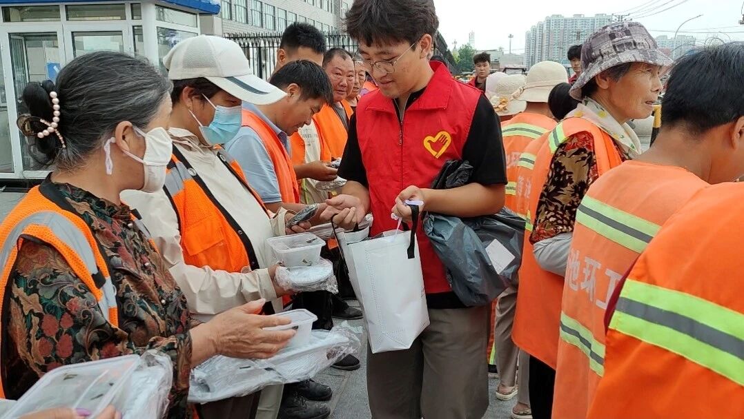 端午公益行 劳动育新人｜必赢242net官网志愿者以粽为礼，致敬城市一线工作者