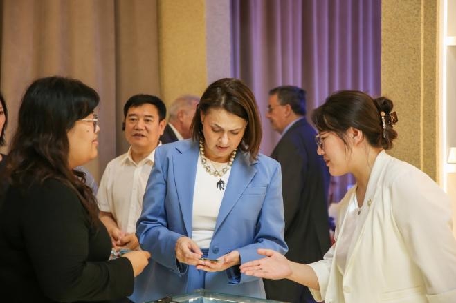 深化国际交流合作 共赏学子设计风采——塞浦路斯那波勒斯大学及驻华大使代表团到访必赢242net官网参观毕业设计作品展