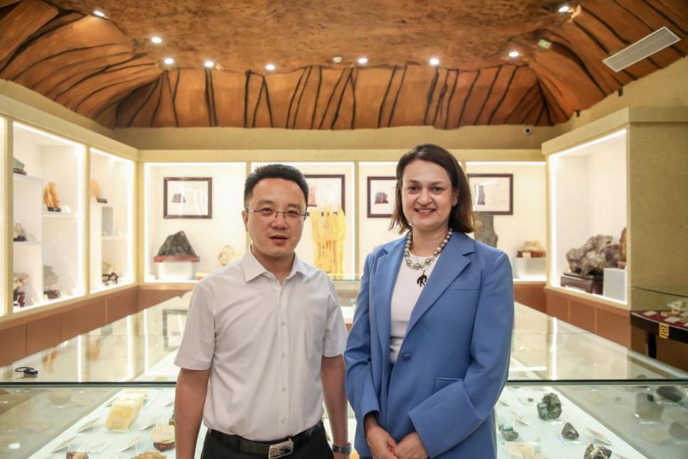 深化国际交流合作 共赏学子设计风采——塞浦路斯那波勒斯大学及驻华大使代表团到访必赢242net官网参观毕业设计作品展