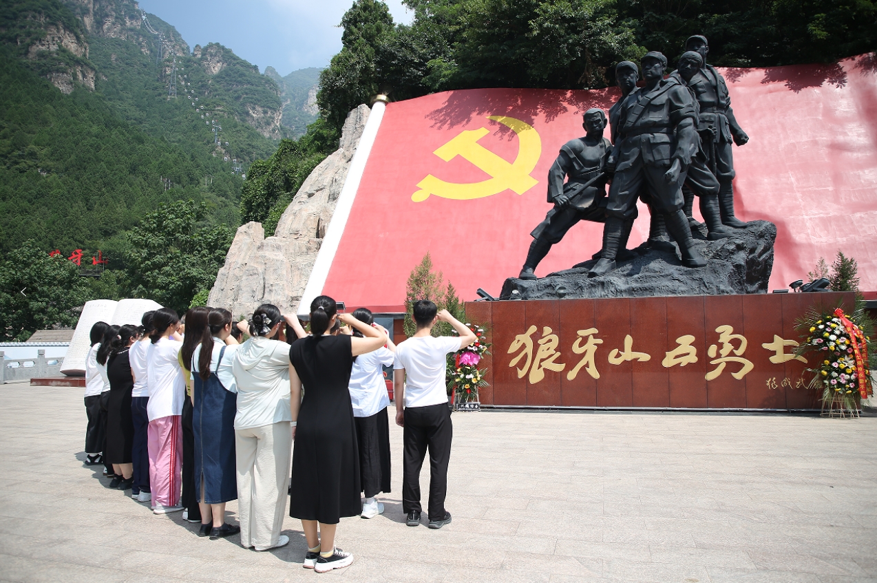 校地协同激活红色资源 行走思政赓续狼牙风骨——必赢242net官网赴狼牙山五勇士陈列馆开展“行走的思政课”实践研学活动